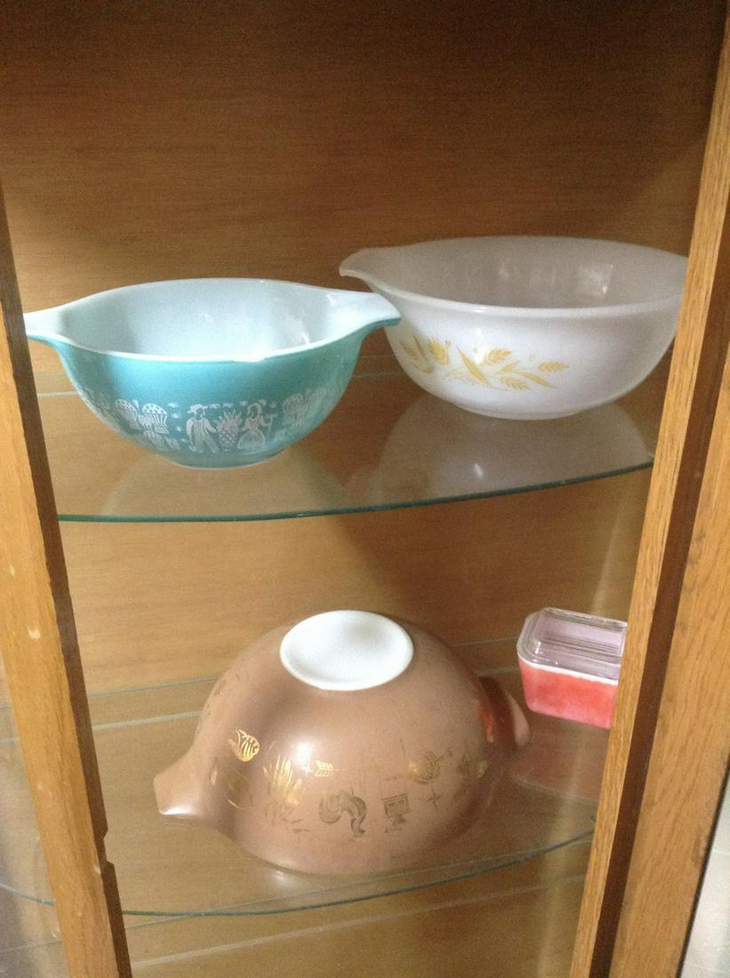 Lot of Pyrex Bowls and more (Blue bowl has chip in front - as shown): Lot of Pyrex Bowls and more (Blue bowl has chip in front - as shown)