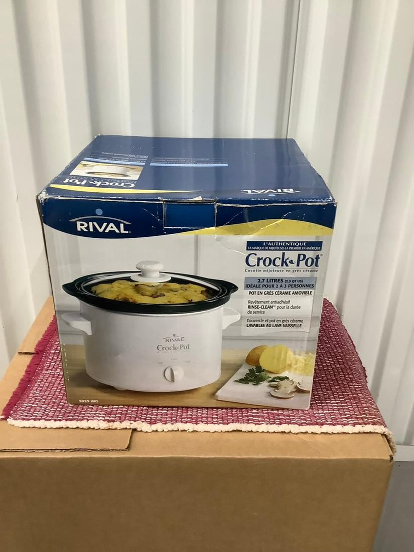 Rival Crock Pot 2.5 quart in box: Rival Crock Pot 2.5 quart in box