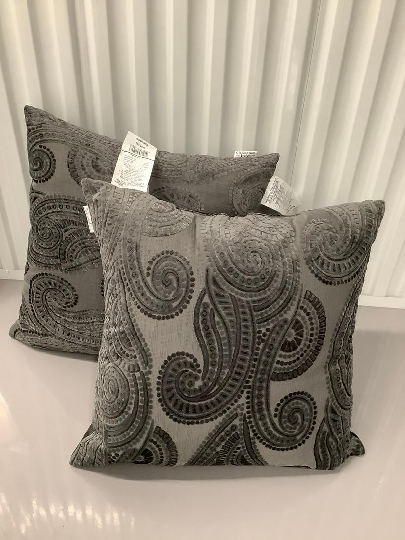 2 Studio Cic Throw Pillows: 2 Studio Cic Throw Pillows