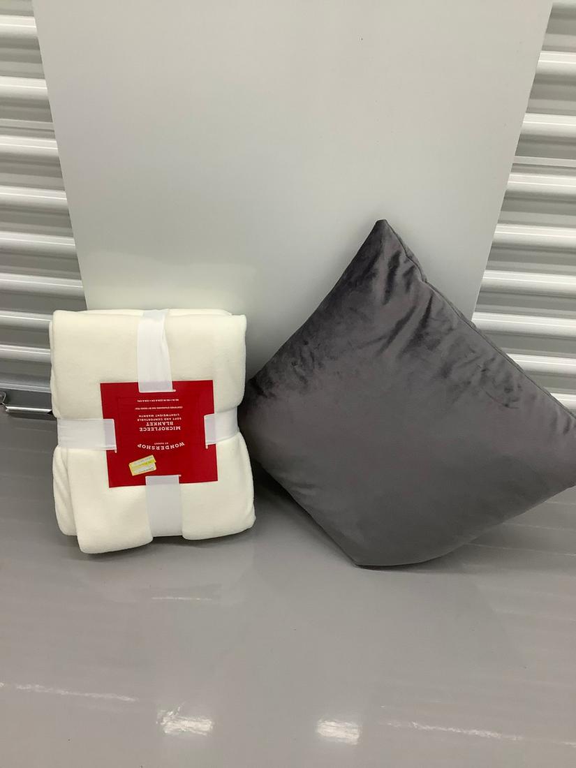 Throw Pillow and Microfleece Blanket 90X90: Throw Pillow and Microfleece Blanket 90X90