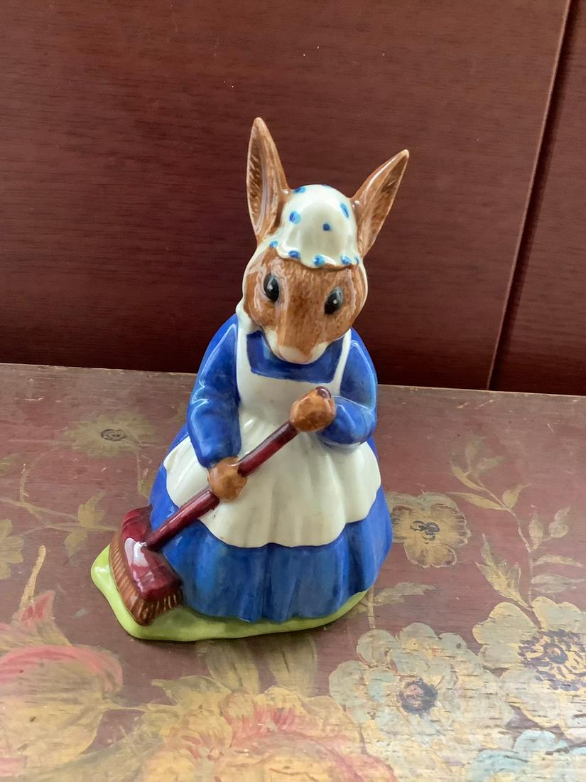 Vintage 1972 Royal Doulton Mrs Bunnykins "Clean Sweep" Figurine 4 in. (1 of 1)