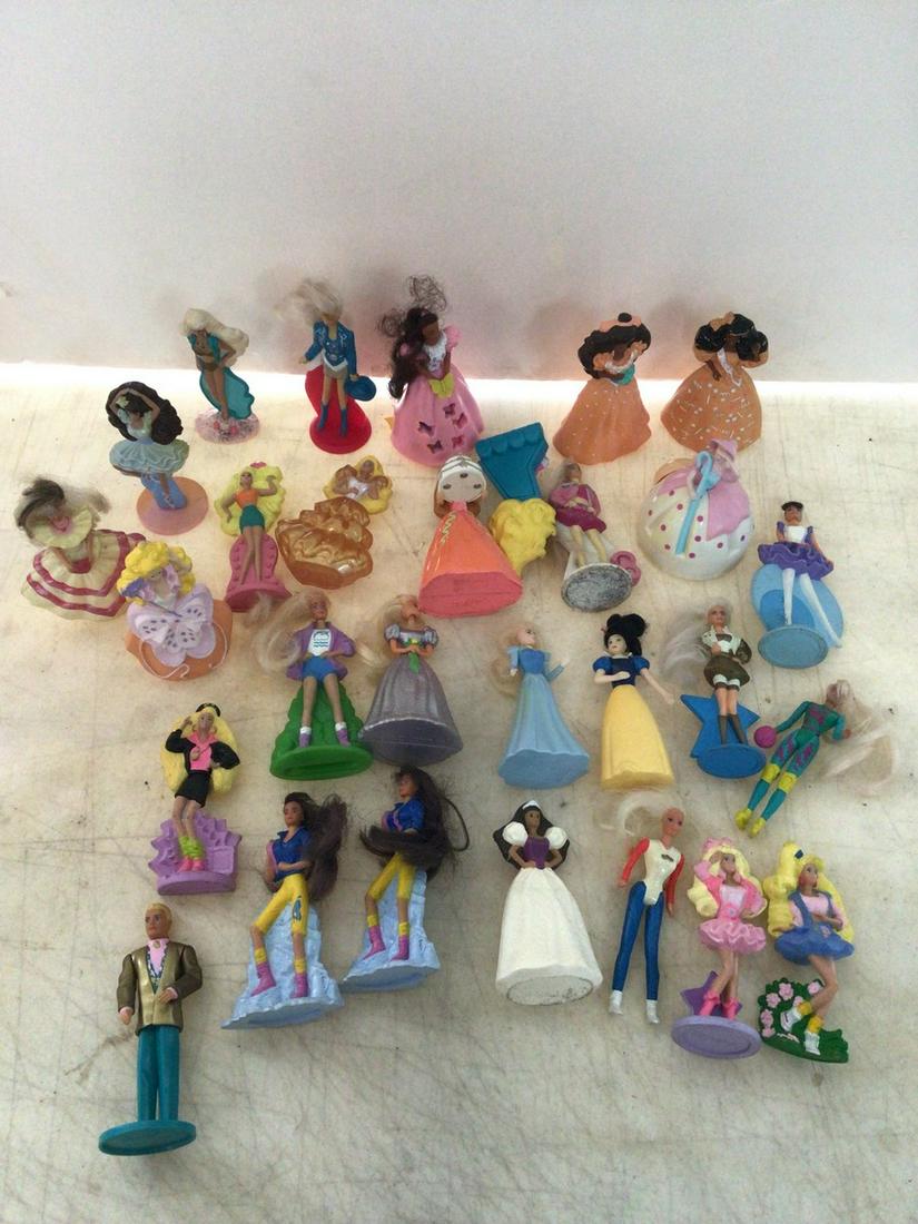 1999 lot of various barbies: 1999 lot of various barbies
