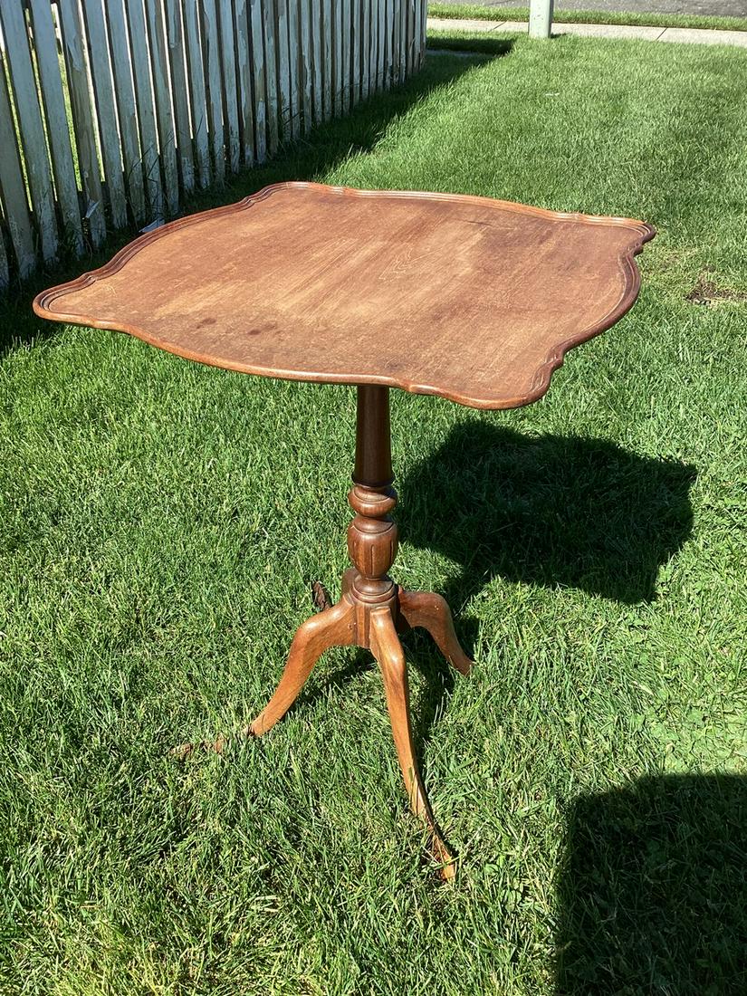 Tilt Top Table 27"x22": Tilt Top Table 27"x22"