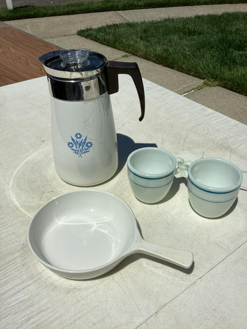 Vintage Pyrex Blue & White Cups and Cornflower Corningware (1 of 1)