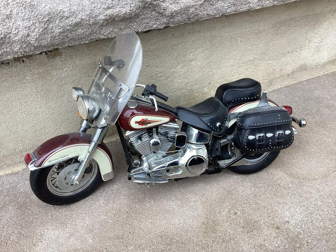 Harley Davidson Heritage Softail Classic Danbury Mint 9.75" (as shown) (1 of 1)