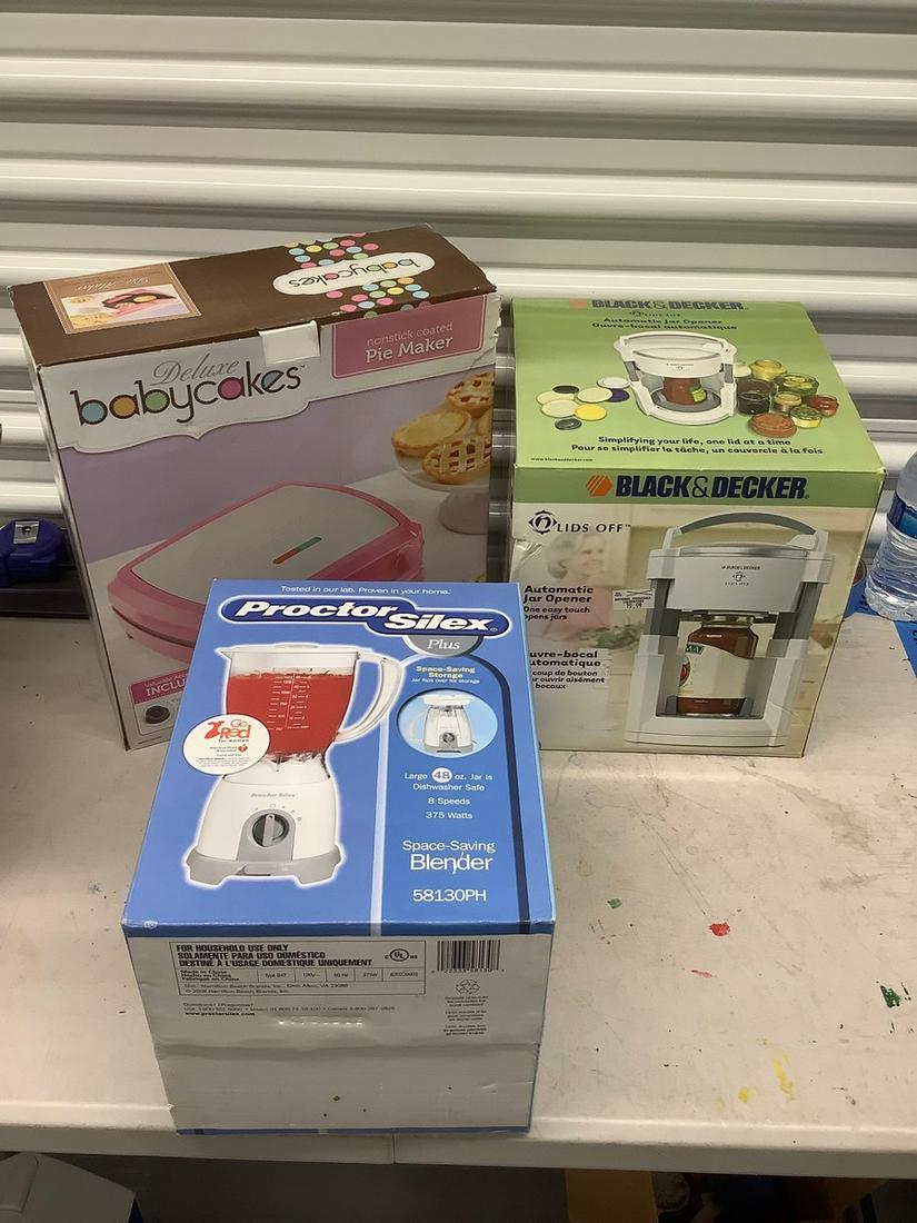 Lot of kitchen appliances, babycakes pie maker, blnder and black and decker jar opener: Lot of kitchen appliances, babycakes pie maker, blnder and black and decker jar opener