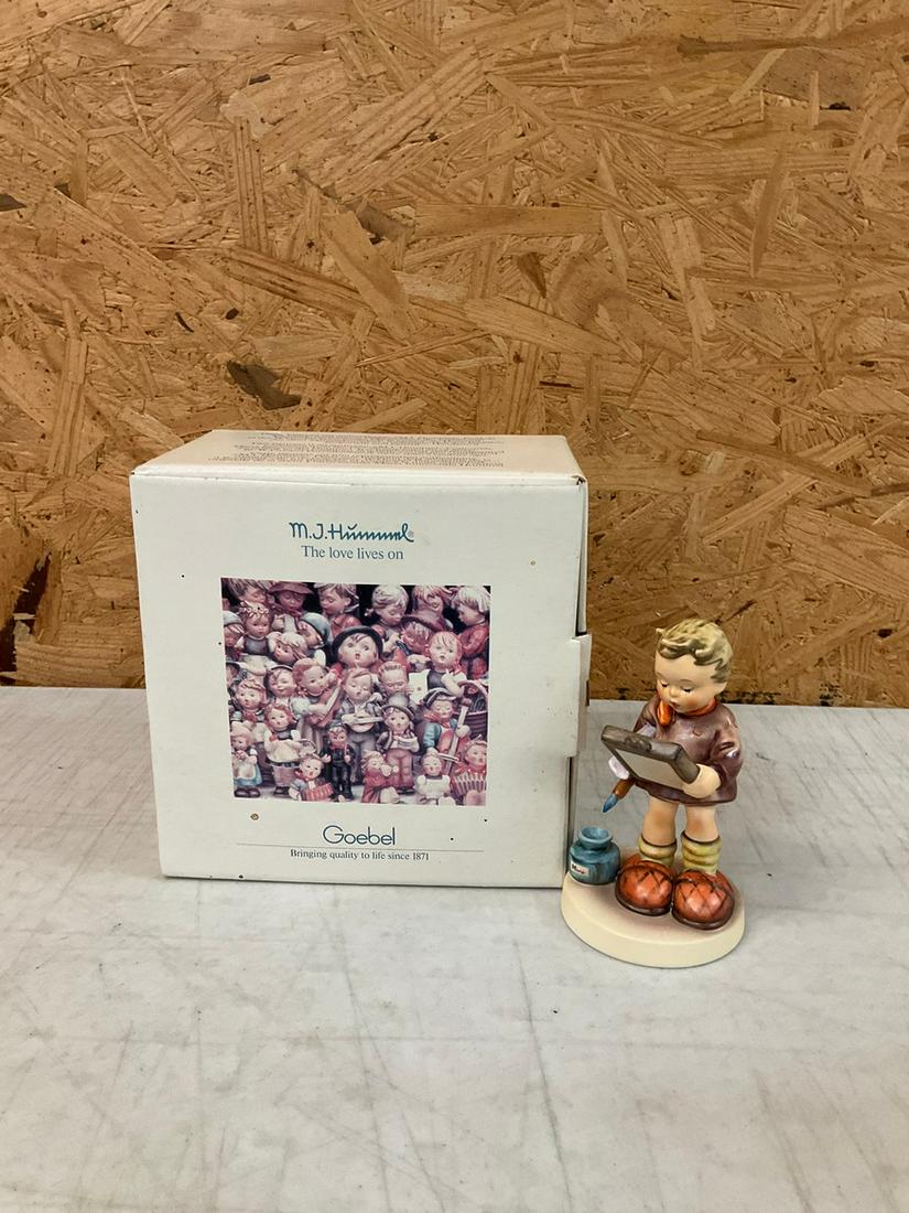 1984 Goebel 318 Hummel #798 "The Art Critic" 5.5 in.: 1984 Goebel 318 Hummel #798 "The Art Critic" 5.5 in.