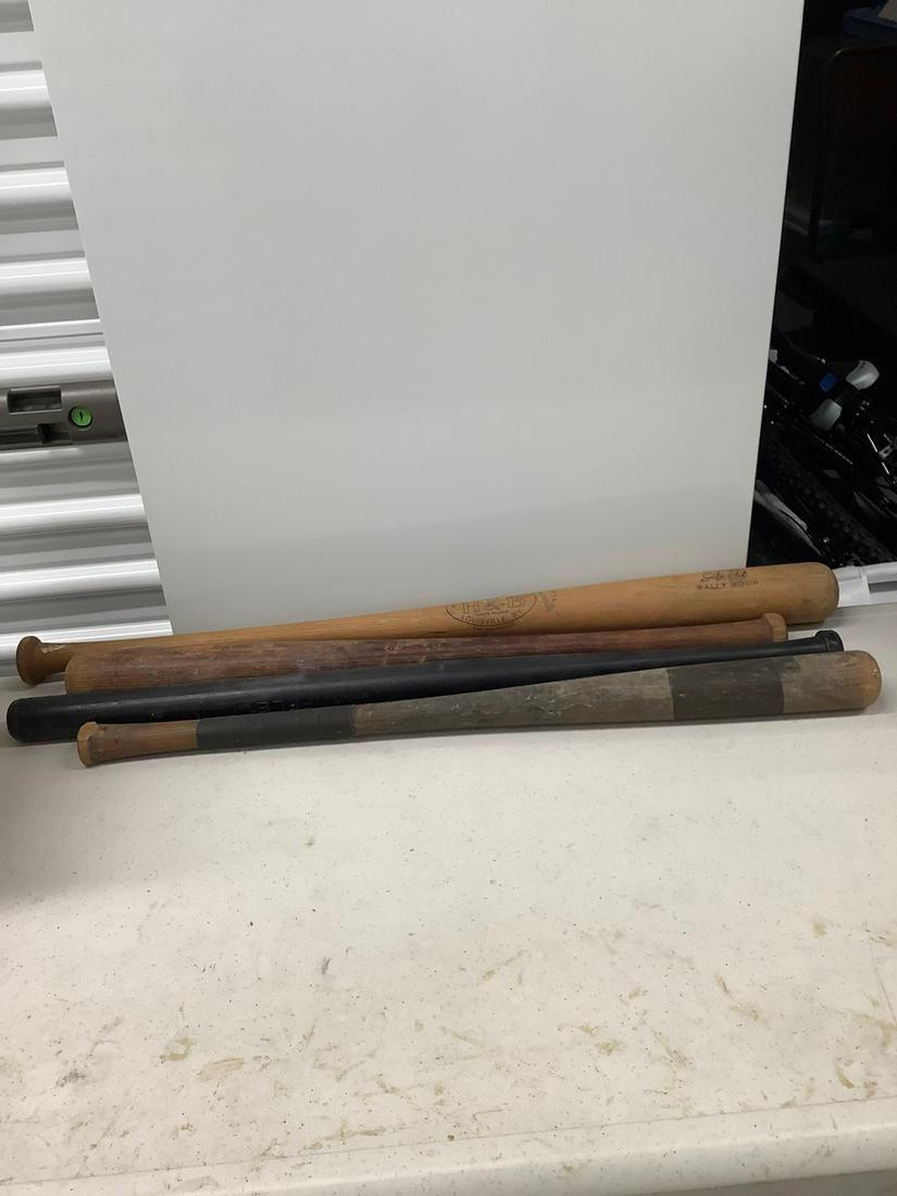 Lot of various vintage bats: Lot of various vintage bats