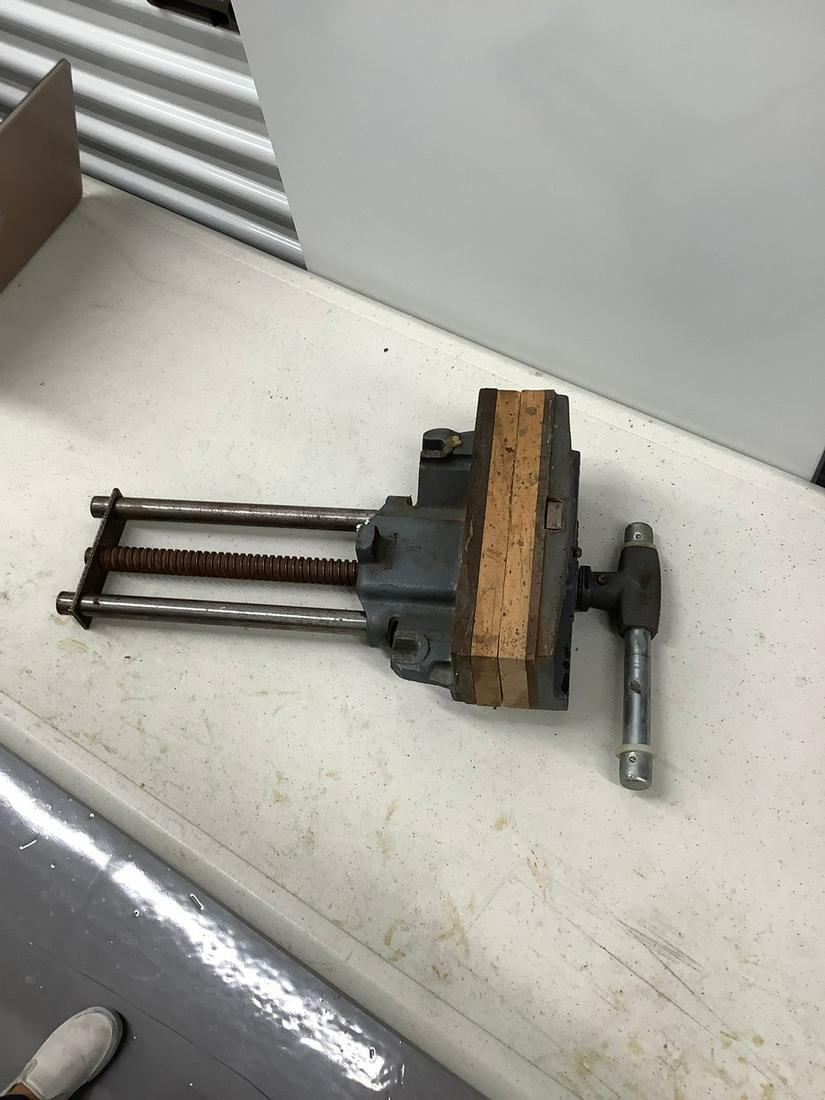 Large cast iron bench vise (21" tall) (1 of 1)