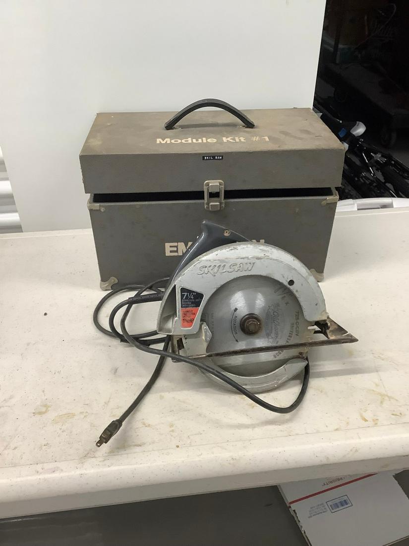 Toolbox with a skilsaw circular saw (1 of 1)