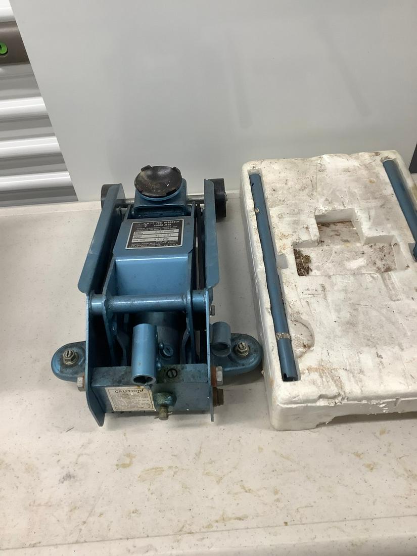 1.5 ton hydrolic floor jack with handle (1 of 1)