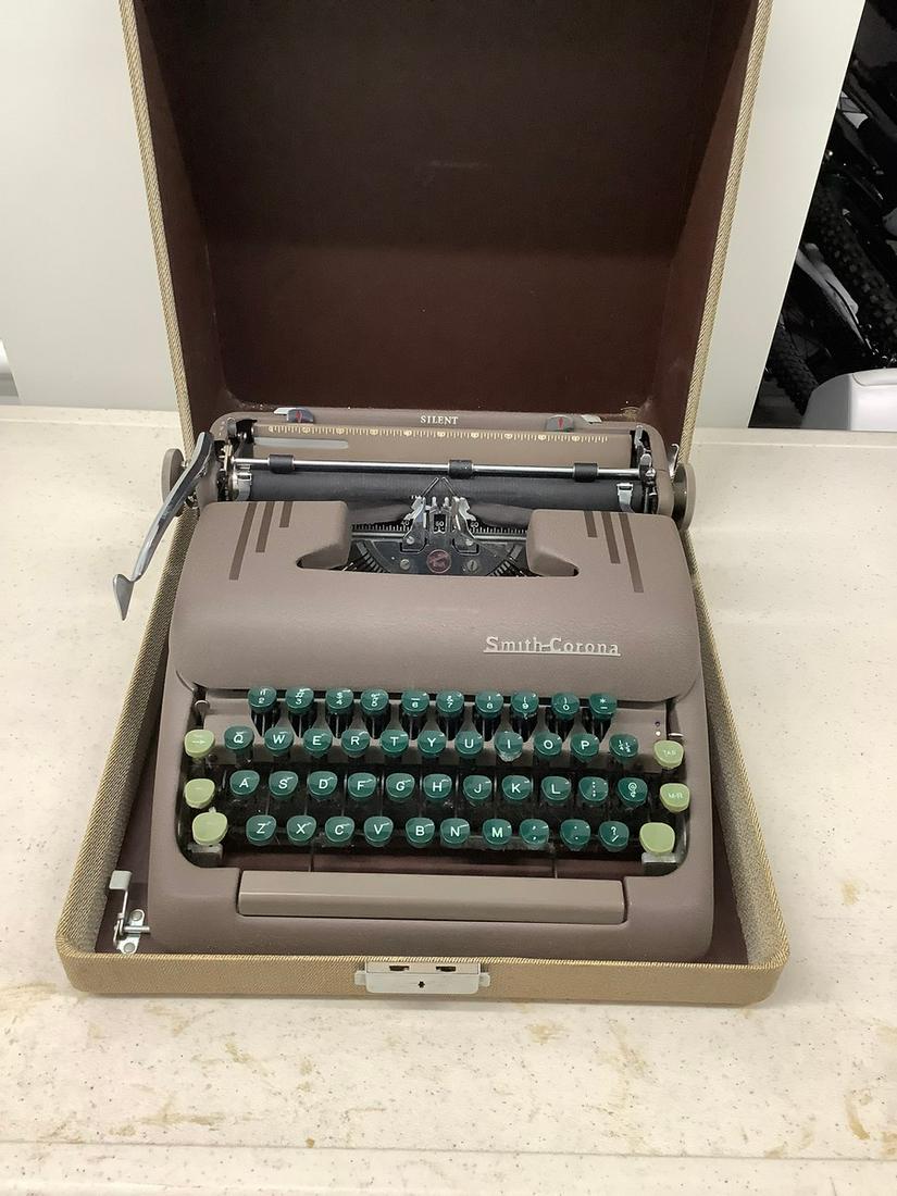 Vintage Smith Corona typewriter with case (1 of 1)