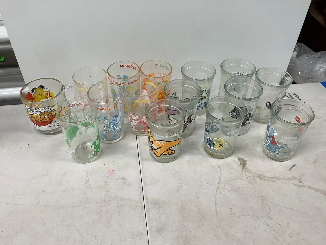 Lot of garfield, archie, tom and jerry and other glassware: Lot of garfield, archie, tom and jerry and other glassware