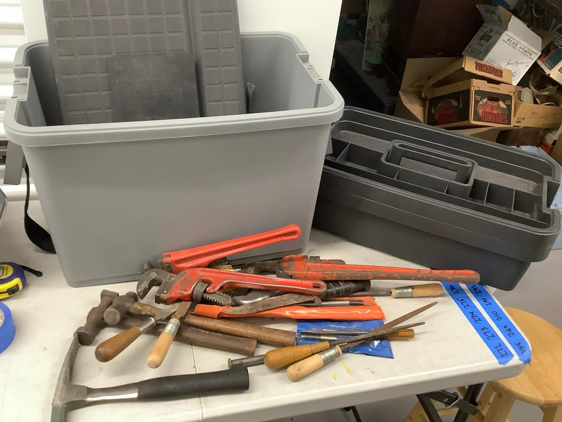 Craftsman toolchest with inserts and assorted tools (1 of 1)