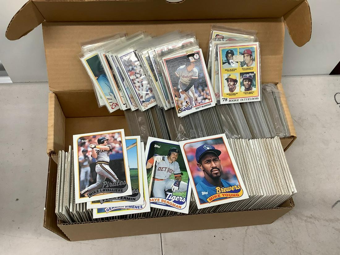 Large lot of baseball cards 70's and 80's (1 of 1)