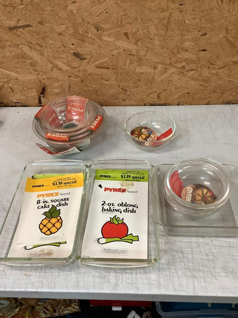 Lot of vintage Pyrex and Corning glass bowls and dishes (1 of 1)