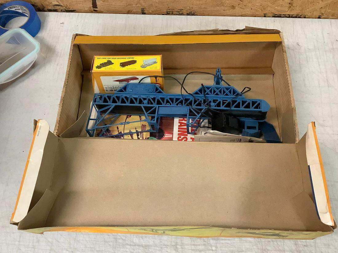 Vintage HO Scale Electric Train Accessories (1 of 1)