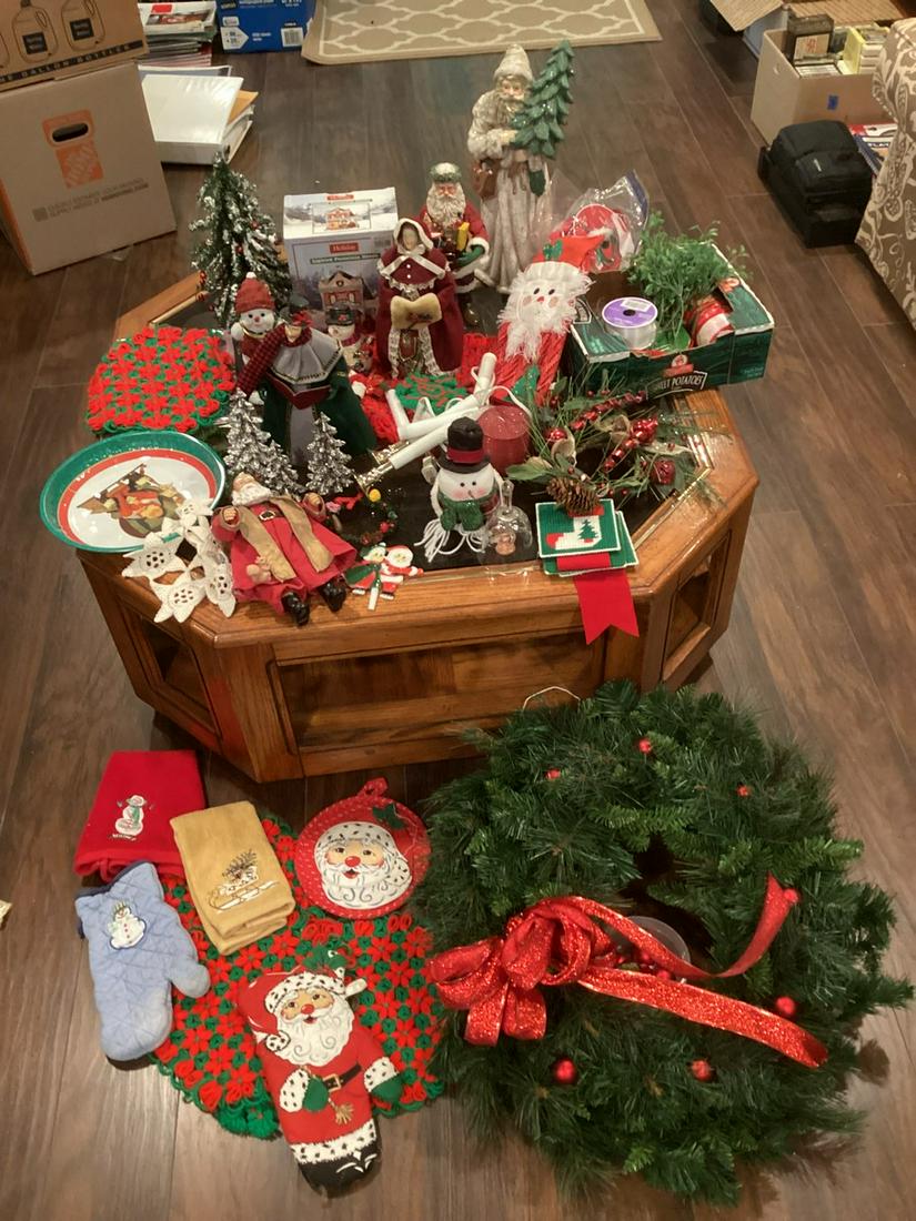 Large lot of Christmas DÃ©cor: Large lot of Christmas DÃ©cor