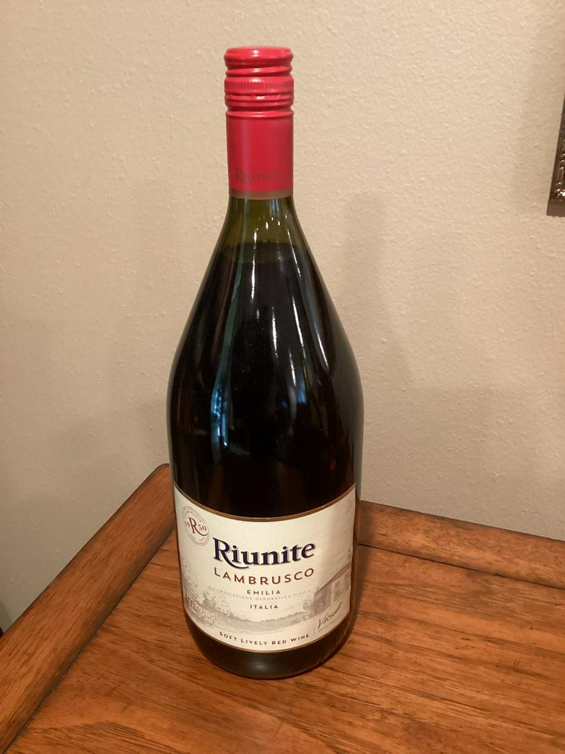 Sealed 1.5L Riunite Lambrusco Italian Wine: Sealed 1.5L Riunite Lambrusco Italian Wine