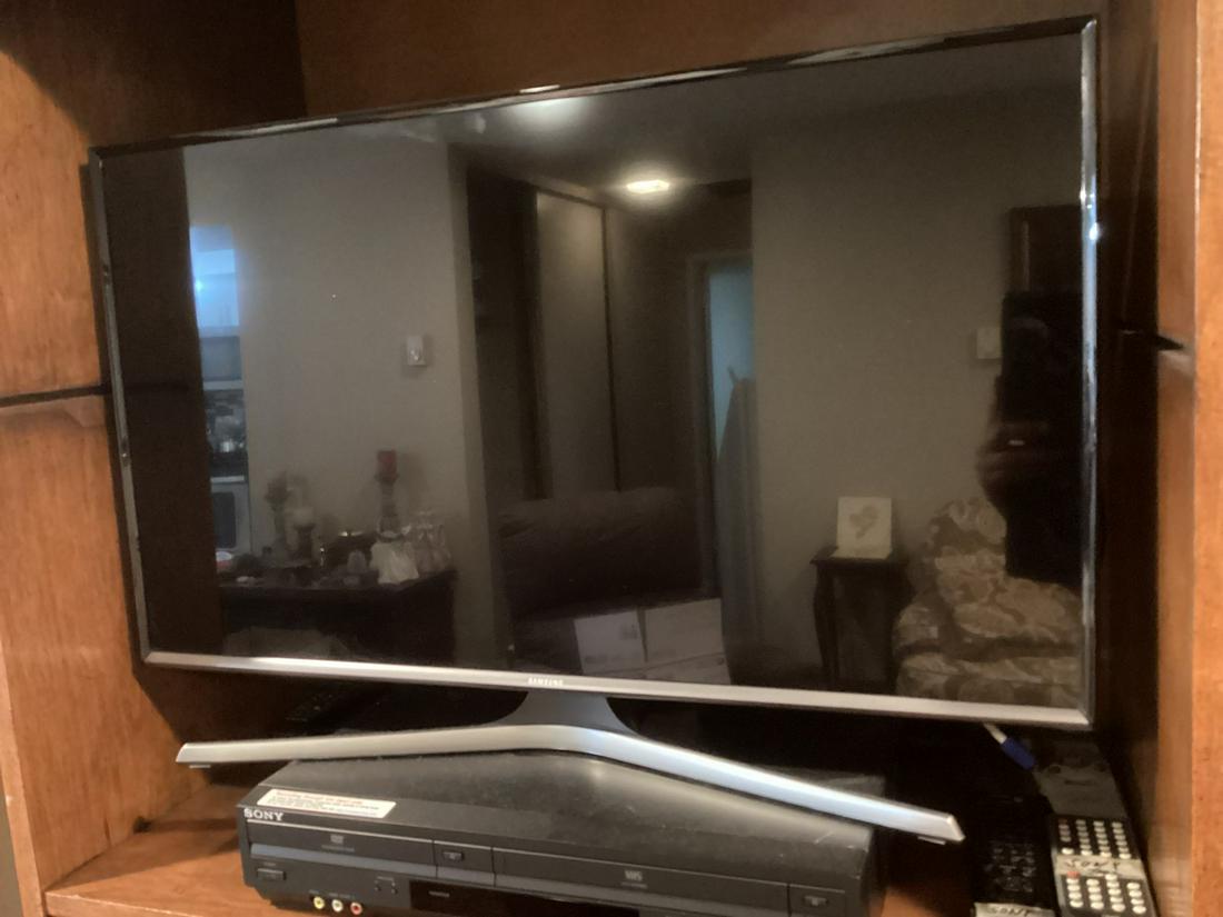 Samsung 32" Flatscreen TV & Sony DVD/VHS Player (1 of 1)