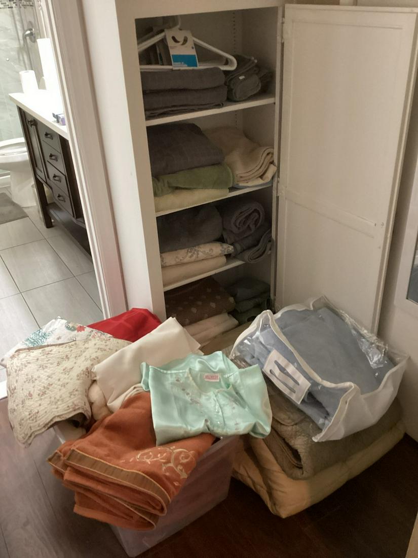 Very Large Lot of Linens - Blanets, Towels and more: Very Large Lot of Linens - Blanets, Towels and more