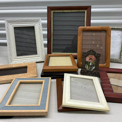 Large lot of picture frames (largest 12"x10") (0165) on Jun 05, 2022 Emanon Auctions and