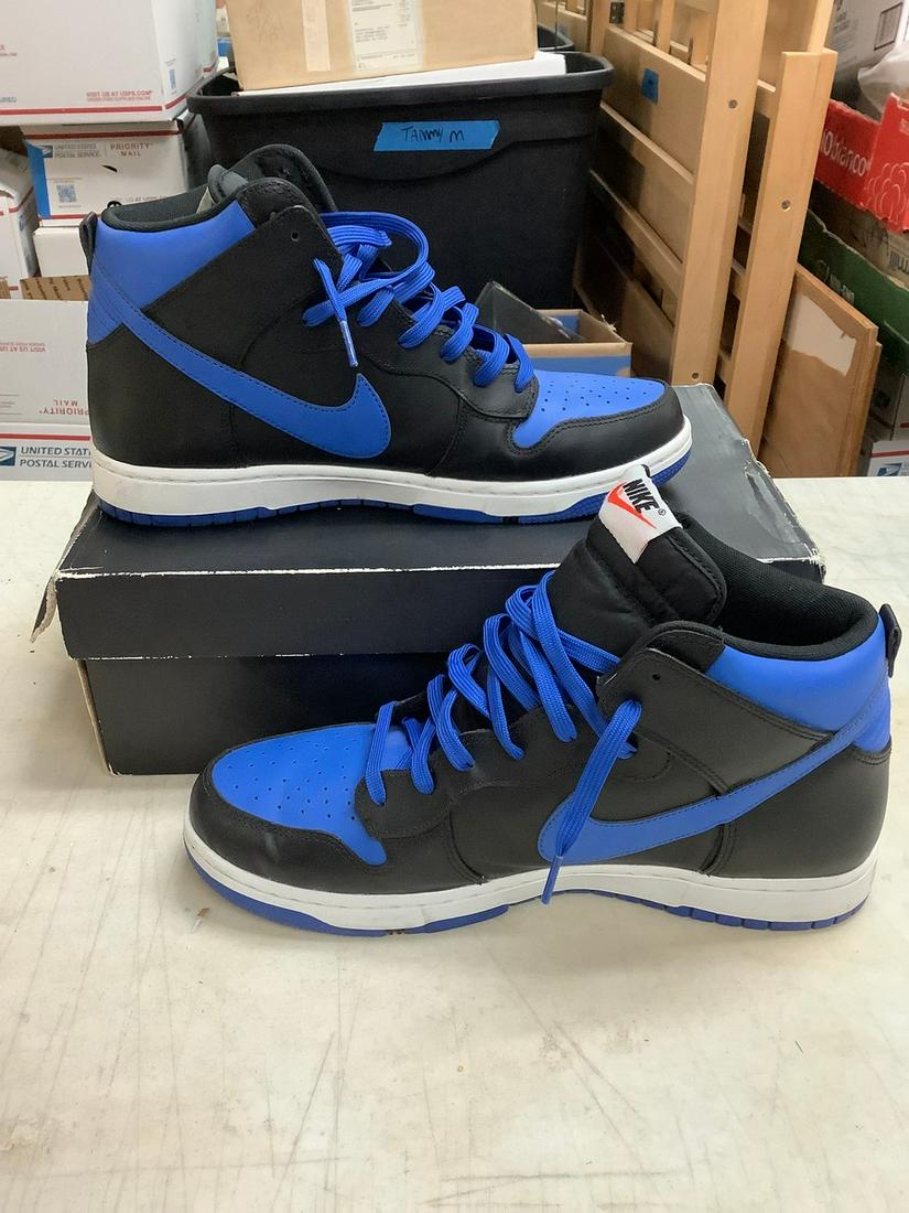 Men's Size 10 1/2 Nike Sneakers: Men's Size 10 1/2 Nike Sneakers