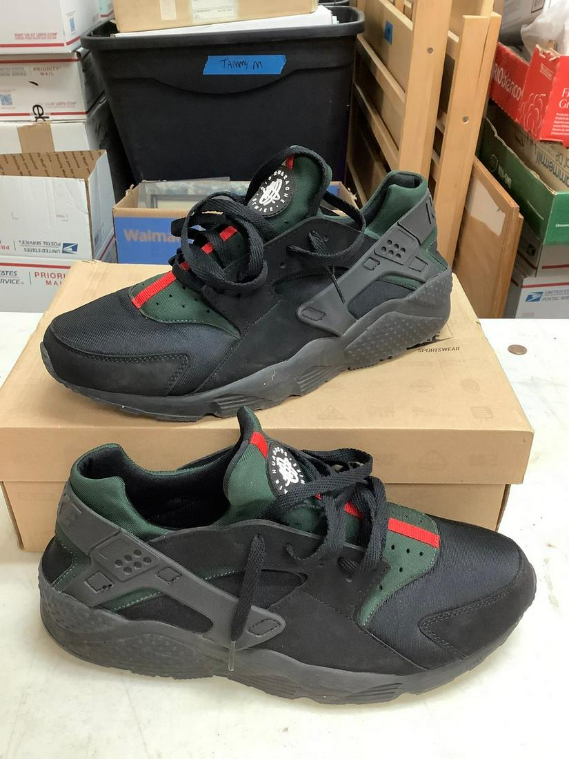 Nike Air Huarche Size 12 Sneakers: Nike Air Huarche Size 12 Sneakers