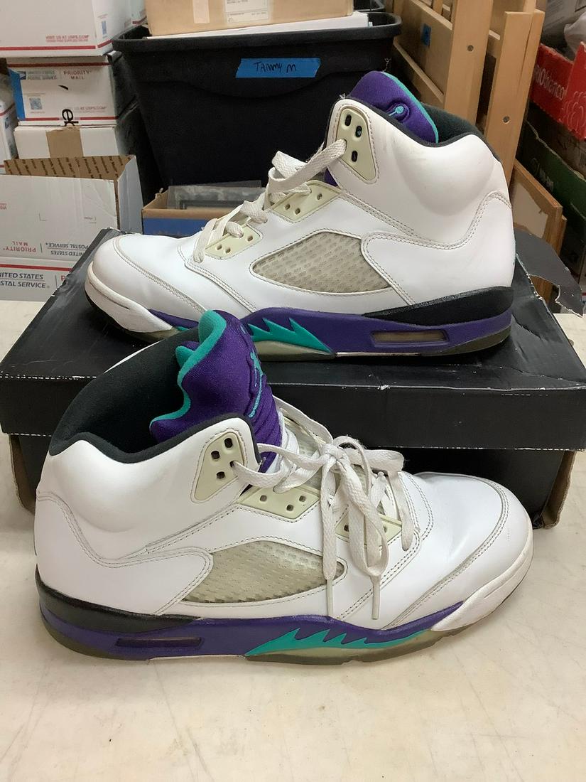 Jordan 5s Grapes Size 10 Sneakers: Jordan 5s Grapes Size 10 Sneakers