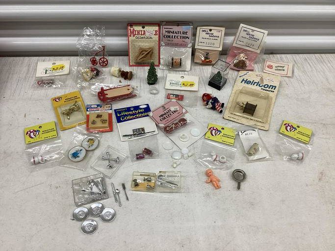 Large lot of Dollhouse Miniatures most new in package (0035) on Jun