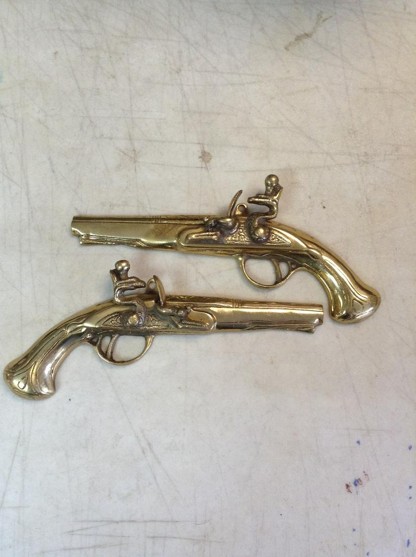 Brass gun displays 9 inches long: Brass gun displays 9 inches long