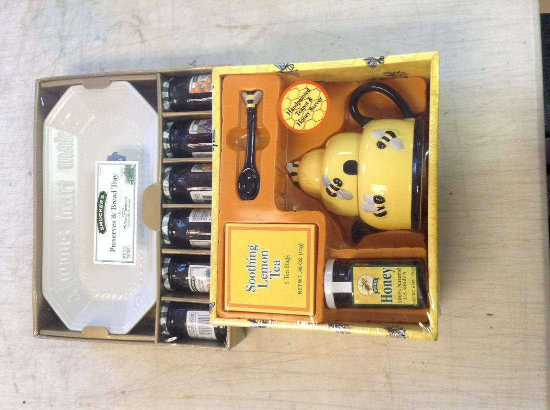 Smuckers Preserves and Bread Tray, and Honey Bee Teapot with Teas (Sealed in Box) (1 of 1)