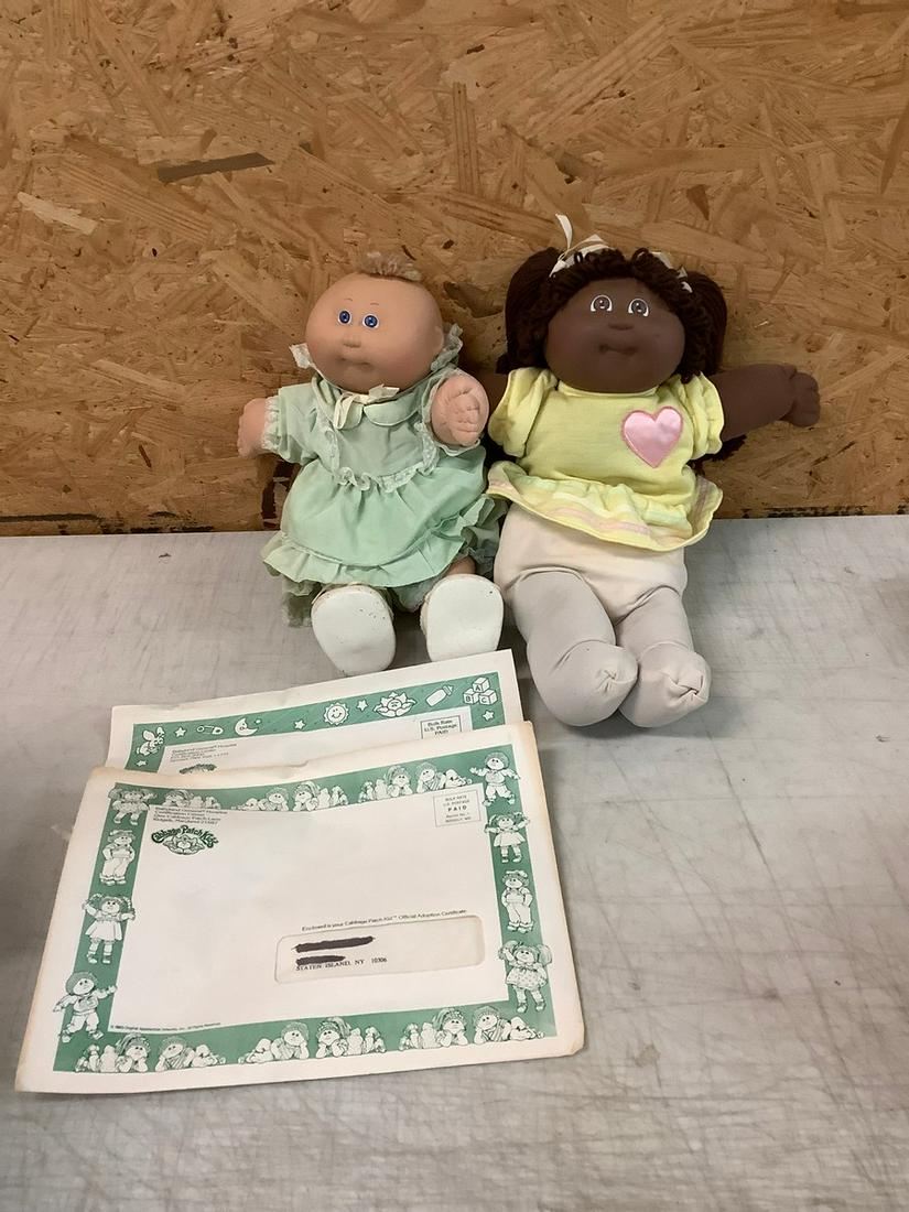 Pair of cabbage patch kids: Pair of cabbage patch kids