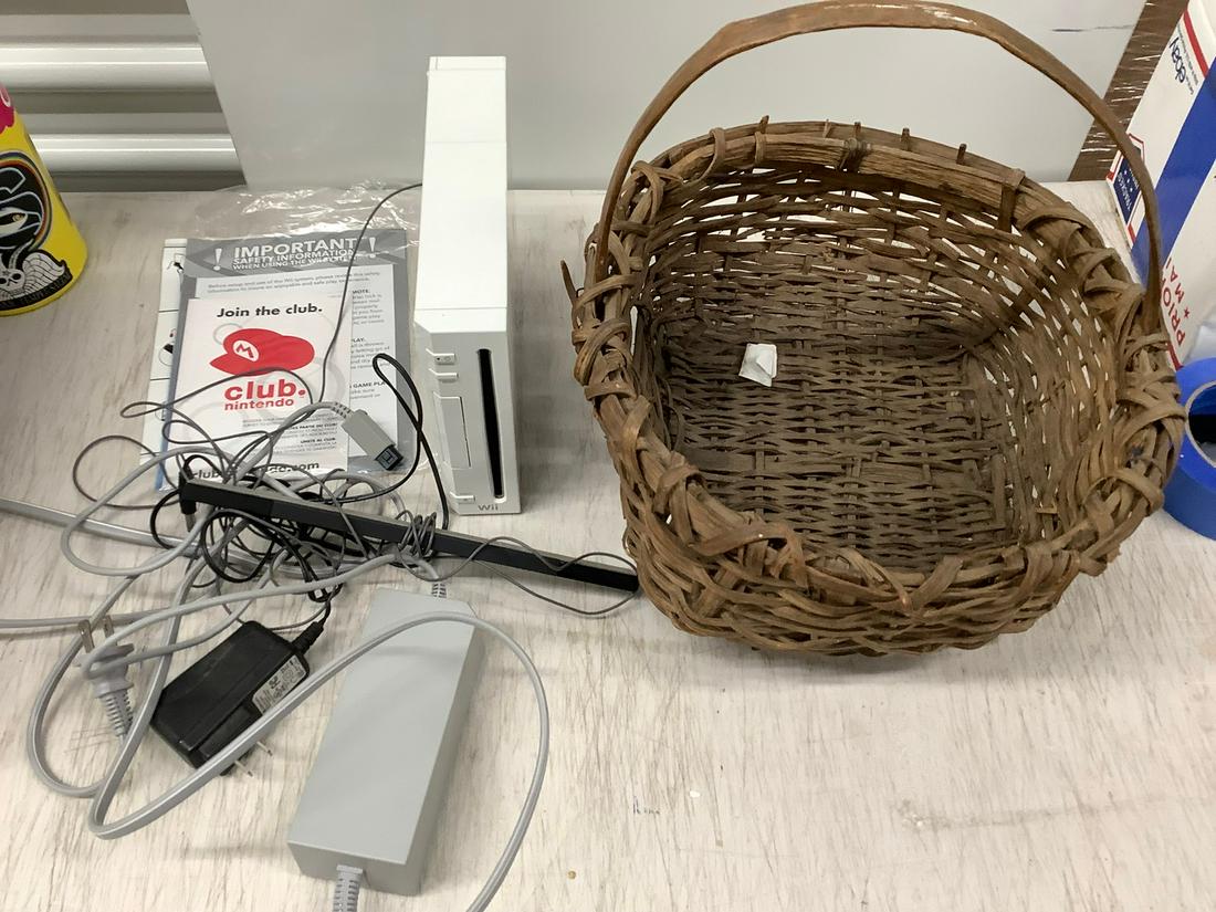 Nintendo Wii with Sensor, Manual, and more: Serial No- LU72991166 Model No- RVL-001 (USA)
