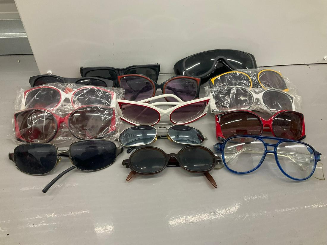 Lot of vintage sunglasses: Lot of vintage sunglasses