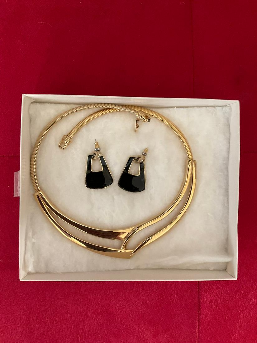 Vintage Trifari Necklace and Earrings: Vintage Trifari Necklace and Earrings