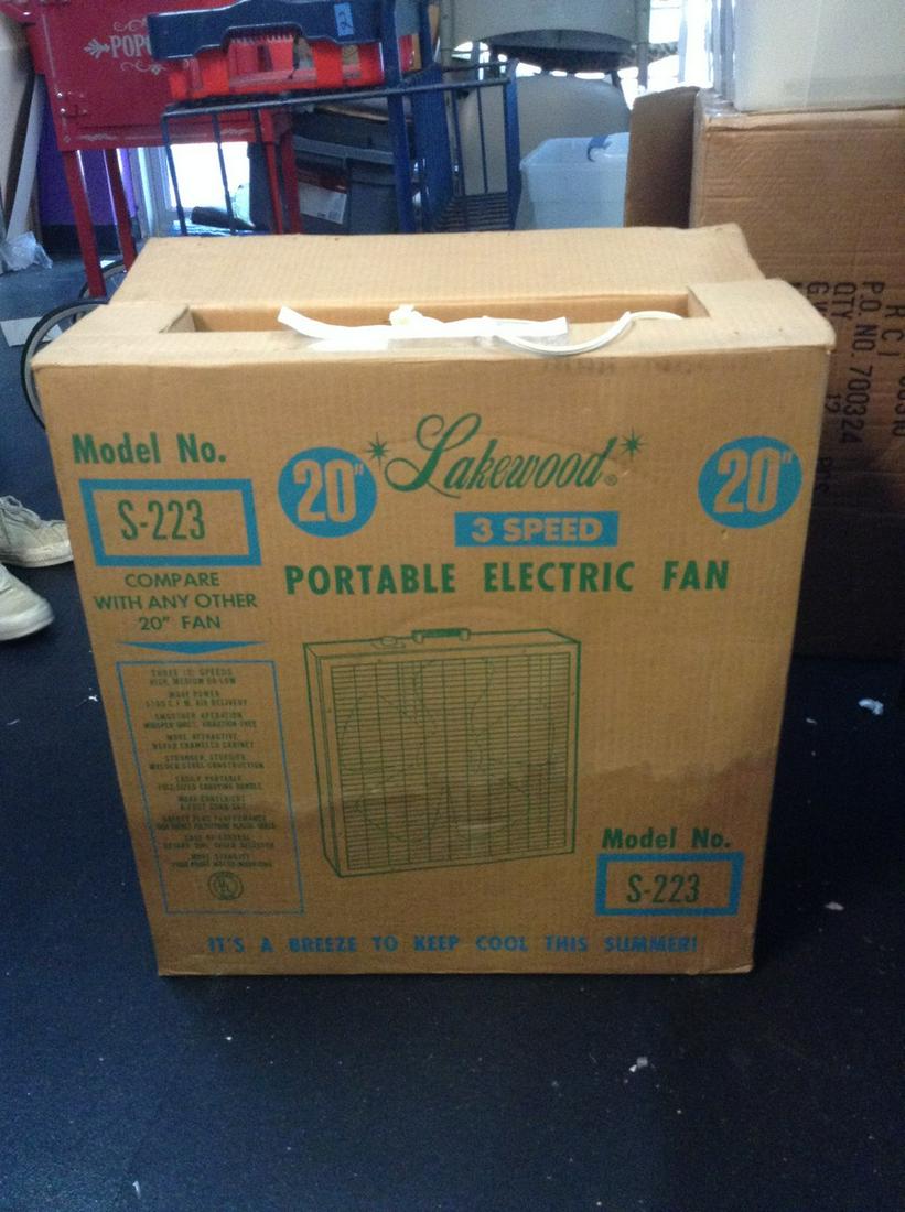 Vintage lakewood 20" box fan, 3 speed Model S-223 pink (1 of 1)