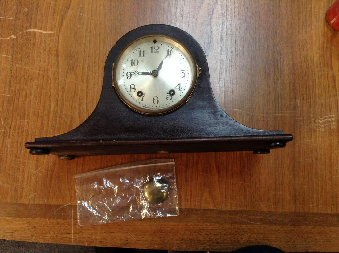 Vintage Key wind seth thomas mantle clock with chimes and pendulum (1 of 1)