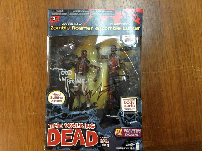 The Walking Dead Figure Zombie Roamer And Zombie Lurker Signed Figures