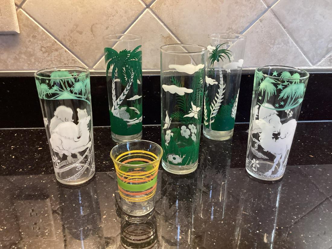 Lot of Vintage Camel & Tropical Bar Glasses: Lot of Vintage Camel & Tropical Bar Glasses