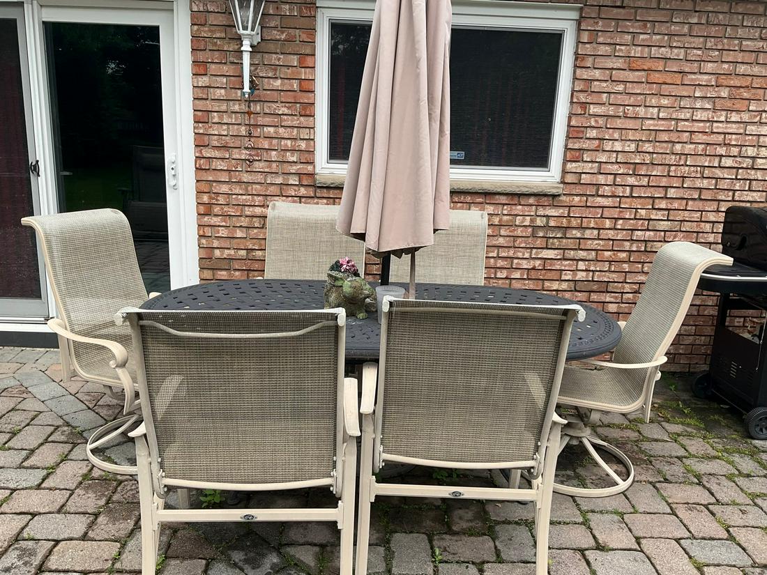 Outdoor Table and Chair Set with Umbrella: Outdoor Table and Chair Set with Umbrella