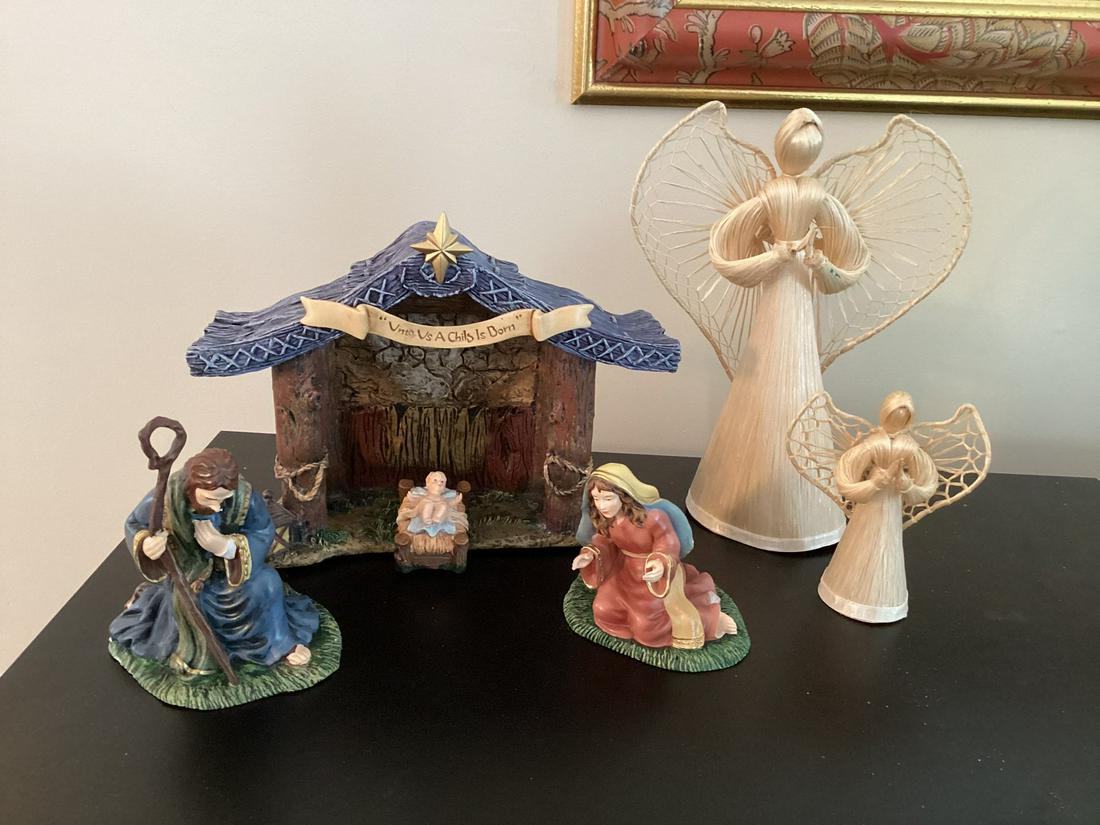 Thomas Kinkade Hawthorne Village Four Piece Nativity and Woven Angels (Mary Fingertips Chipped as: Thomas Kinkade Hawthorne Village Four Piece Nativity and Woven Angels (Mary Fingertips Chipped as shown)