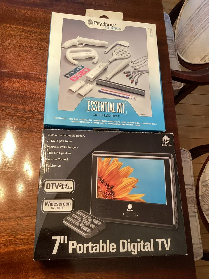 7" Portable Digital TV & Wii Accessories Kit: 7" Portable Digital TV & Wii Accessories Kit