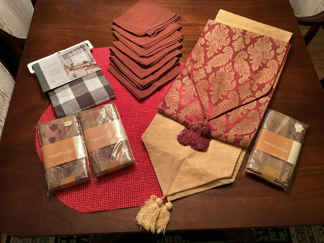 12 New in package Napkins, Table runners, placemat pads, new valance and more: 12 New in package Napkins, Table runners, placemat pads, new valance and more