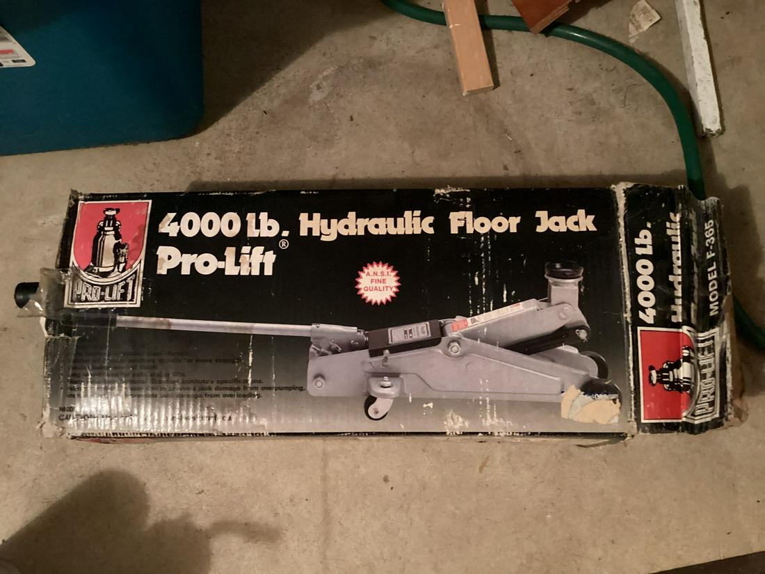 4000lb Hydraulic Floor Jack in the box (1 of 1)