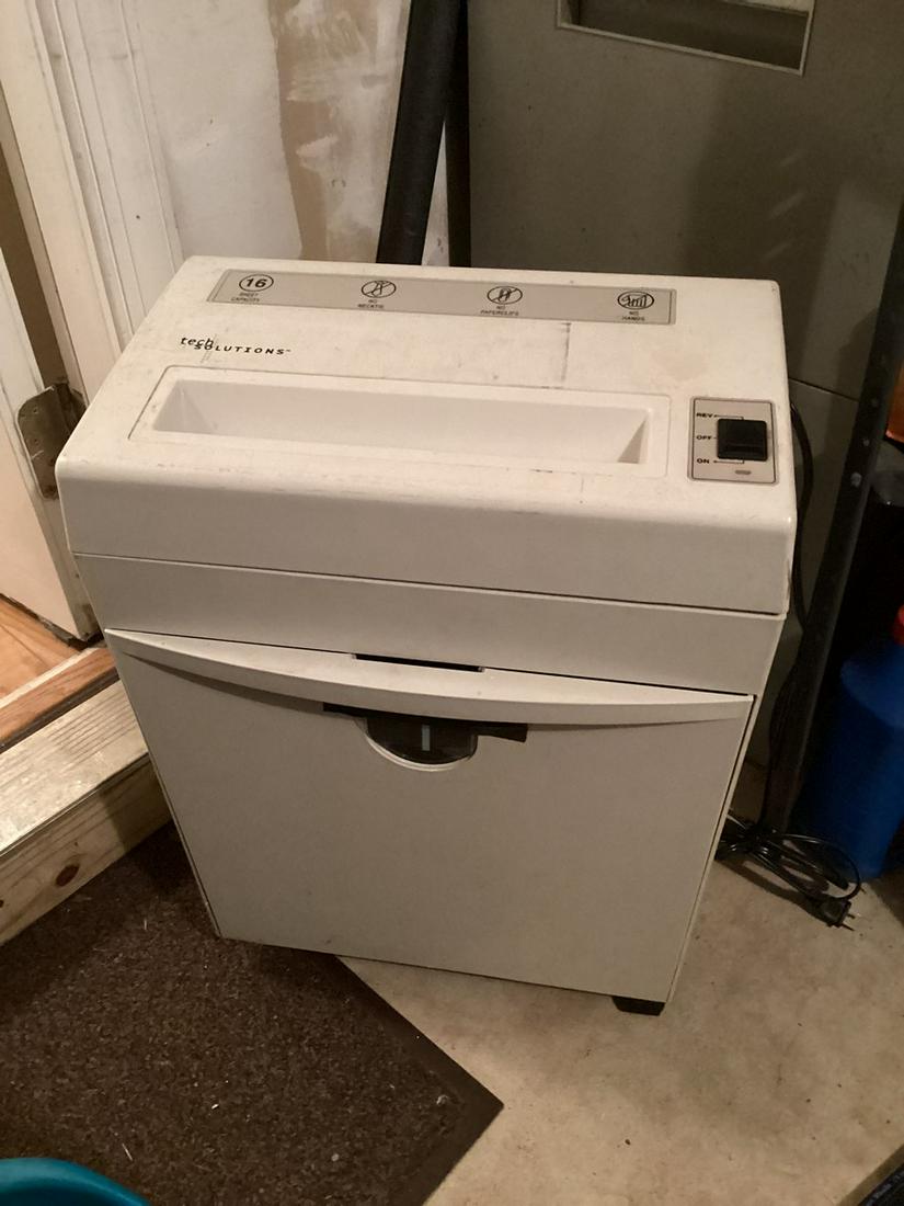 Tech Solutions 16 sheet paper shredder (1 of 1)