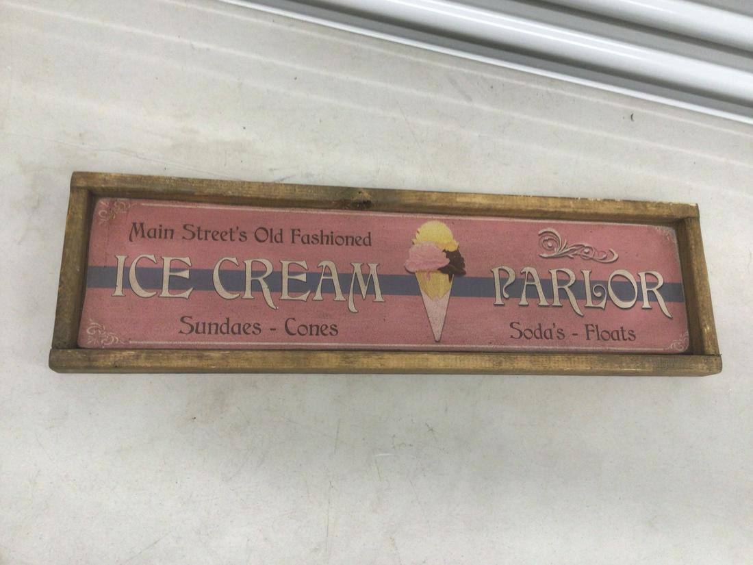 Lot of Pez dispensars and candy: Lot of Pez dispensars and candy