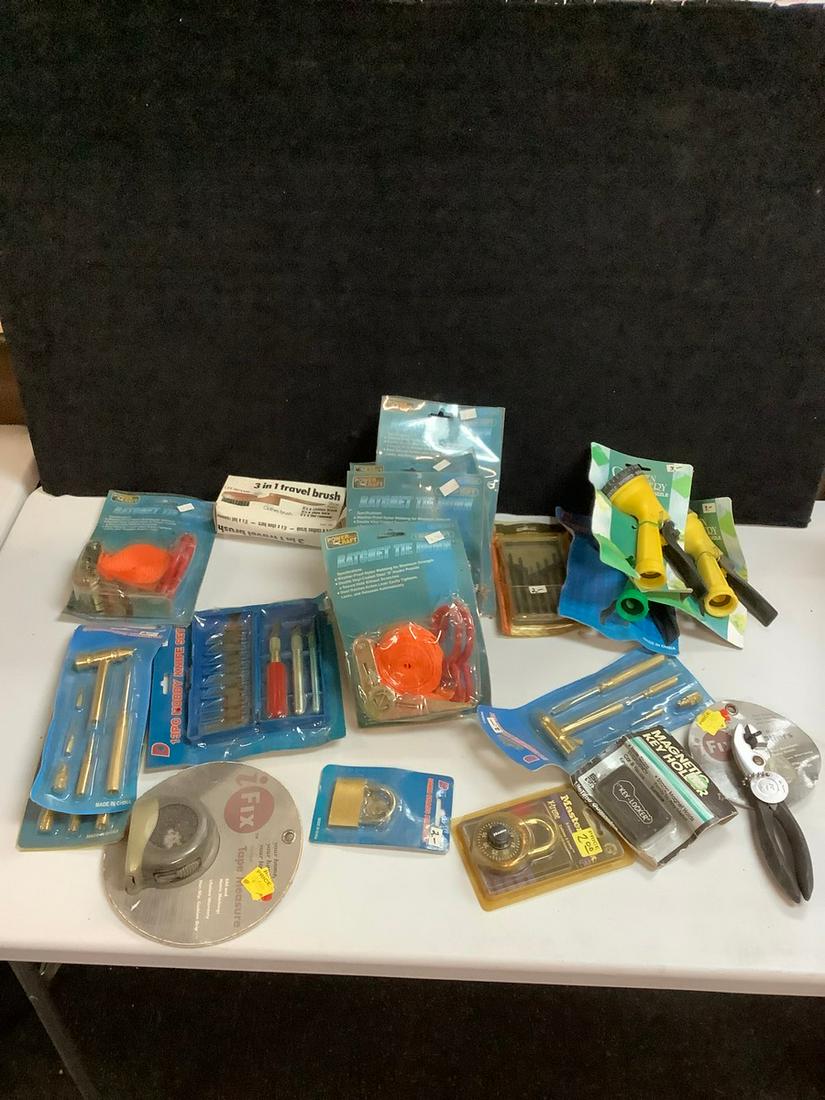 Lot of various tools including hose nozzles, ratchet ties, locks, and more: Lot of various tools including hose nozzles, ratchet ties, locks, and more