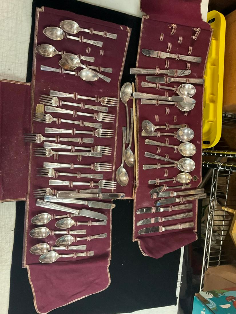 Large lot of silverware WM Rogers and Co. (1 of 1)