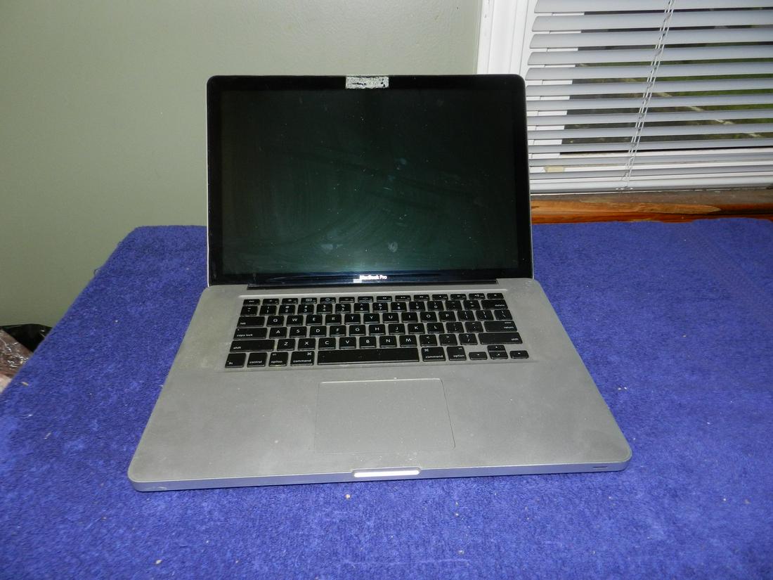 Apple Mac Book Pro 17" Screen (1 of 1)
